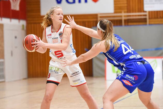 Basketball Toyota 1 DBBL GiroLive Panthers Osnabrück vs GISA LIONS SV Hall on 06 12 2020 in the OSC Hall in Osnabrück vs. Emma Eichmeyer GiroLive Panthers Osnabrück in the duel against Olivia Nash GISA LIONS SV Hall Osnabrück OSC Hall Lower Saxony Germany