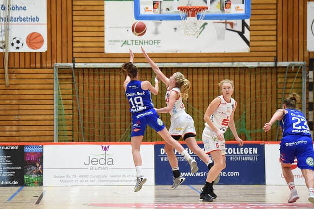 Basketball Toyota 1 DBBL GiroLive Panthers Osnabrück vs. GISA LIONS SV Hall on 06 12 2020 in the OSC Hall in Osnabrück v li Meret Kleine Beek GISA LIONS SV Hall prevails against Emma Eichmeyer GiroLive Panthers Osnabrück and scores a basket Osnabrück OSC Hall Lower Saxony Germany