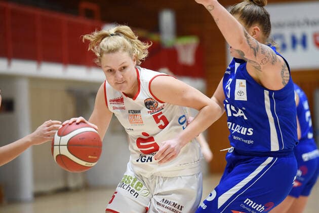 Basketball Toyota 1 DBBL GiroLive Panthers Osnabrück vs GISA LIONS SV Hall on 06 12 2020 in the OSC Hall in Osnabrück vs Tonia Dölle GiroLive Panthers Osnabrück in the duel against Klaudia Grudzien GISA LIONS SV Hall Osnabrück OSC Hall Lower Saxony Germany