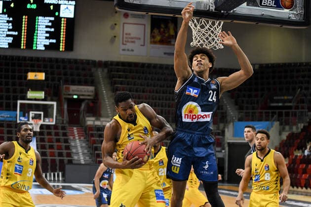 Yorman Polas Bartolo MHP Riesen Ludwigsburg in a duel with Jeremy Jones HAKRO Merlins Crailsheim, GER, MHP Riesen Ludwigsburg vs. HAKRO Merlins Crailsheim, 06 12 2020, 5 matchday easycredit Basketball Bundesliga, season 2020 2021 GER, MHP Riesen Ludwigsburg vs. HAKRO Merlins Crailsheim, 06 12 2020, 5 matchday easycredit Basketball Bundesliga, season 2020 2021 Ludwigsburg Copyright: xMemmlerx Eibner-Pressefotox EP_mmr
