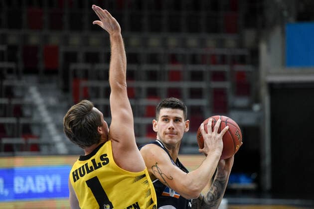 Bogdan Radosavljevic HAKRO Merlins Crailsheim in a duel with Jordan Hulls MHP Riesen Ludwigsburg, GER, MHP Riesen Ludwigsburg vs HAKRO Merlins Crailsheim, 06 12 2020, 5 matchday easycredit Basketball Bundesliga, season 2020 2021 GER, MHP Riesen Ludwigsburg vs HAKRO Merlins Crailsheim, 06 12 2020, 5 matchday easycredit Basketball Bundesliga, season 2020 2021 Ludwigsburg Copyright: xMemmlerx Eibner-Pressefotox EP_mmr