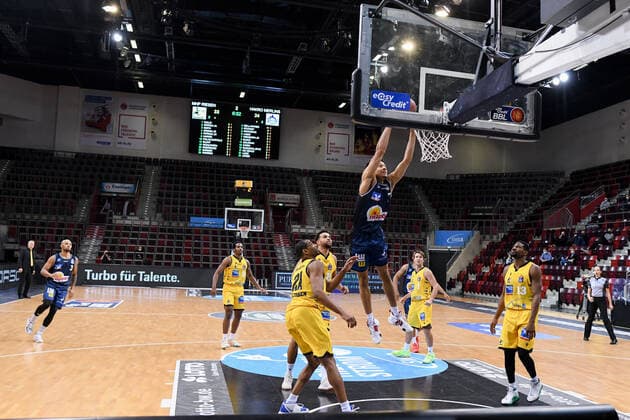 Jamuni McNeace HAKRO Merlins Crailsheim in basket against Tremmell Darden MHP Riesen Ludwigsburg , GER, MHP Riesen Ludwigsburg vs. HAKRO Merlins Crailsheim, 06 12 2020, 5 matchday easycredit Basketball Bundesliga, season 2020 2021 GER, MHP Riesen Ludwigsburg vs. HAKRO Merlins Crailsheim, 06 12 2020, 5 matchday easycredit Basketball Bundesliga, season 2020 2021 Ludwigsburg Copyright: xMemmlerx Eibner-Pressefotox EP_mmr