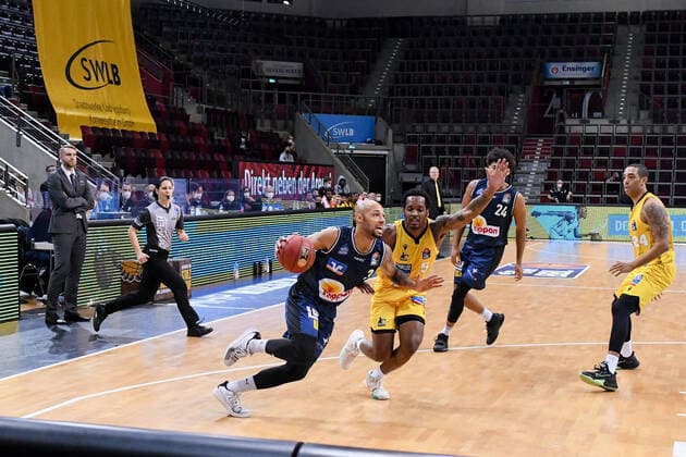 Maurice Stuckey HAKRO Merlins Crailsheim in a duel with Barry Brown Jr MHP Riesen Ludwigsburg , GER, MHP Riesen Ludwigsburg vs HAKRO Merlins Crailsheim, 06 12 2020, 5 matchday easycredit Basketball Bundesliga, season 2020 2021 GER, MHP Riesen Ludwigsburg vs HAKRO Merlins Crailsheim, 06 12 2020, 5 matchday easycredit Basketball Bundesliga, season 2020 2021 Ludwigsburg Copyright: xMemmlerx Eibner-Pressefotox EP_mmr