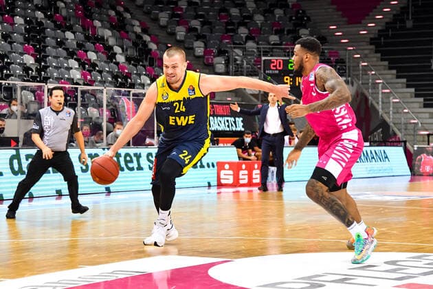Rasid Mahalbasic 24, EWE Baskets Oldenburg James Thompson IV 3, Telekom Baskets Bonn , Telekom Baskets Bonn vs EWE Baskets Oldenburg, BBL, 06 12 2020, Telekom Baskets Bonn vs EWE Baskets Oldenburg, BBL, 06 12 2020, Photo Jonas Brockmann Eibner Press Photo Bonn Copyright: xJonasxBrockmann xEibner-Pressefotox EP_JBN