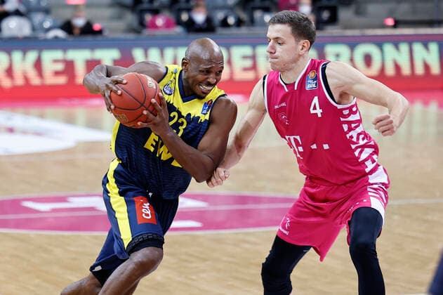 GER, easyCredit BBL, men, Telekom Baskets Bonn vs EWE Baskets Oldenburg 06 12 2020, Telekom Dome, Bonn, GER, easyCredit BBL, men, Telekom Baskets Bonn vs EWE Baskets Oldenburg, picture shows Rickey Paulding Oldenburg 23 , in the duel against Strahinja Micovic Telekom Bonn 4 , nordphotox xMeuter nph00351