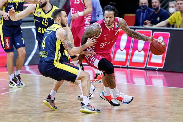GER, easyCredit BBL, men, Telekom Baskets Bonn vs. EWE Baskets Oldenburg 06 12 2020, Telekom Dome, Bonn, GER, easyCredit BBL, men, Telekom Baskets Bonn vs. EWE Baskets Oldenburg, picture picture shows Chris Babb Telekom Bonn 7 , in the duel against Keith Hornsby Oldenburg 4 , nordphotox xMeuter nph00351