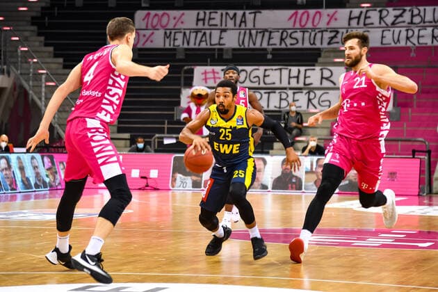 Phil Pressey 25, EWE Baskets Oldenburg Strahinja Micovic 4, Telekom Baskets Bonn Leon Kratzer 21, Telekom Baskets Bonn , Telekom Baskets Bonn vs EWE Baskets Oldenburg, BBL, 06 12 2020, Telekom Baskets Bonn vs EWE Baskets Oldenburg, BBL, 06 12 2020, Photo Jonas Brockmann Eibner Press Photo Bonn Copyright: xJonasxBrockmann xEibner-Pressefotox EP_JBN
