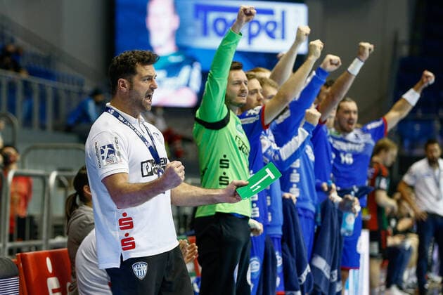 05 12 2020, xtgx, Handball Liqui Moly HBL, SC Magdeburg TBV Lemgo Lippe emspor, from l Florian Kehrmann Lemgo, coach cheers, cheers for the goal, celebrate the goal, celebration Magdeburg