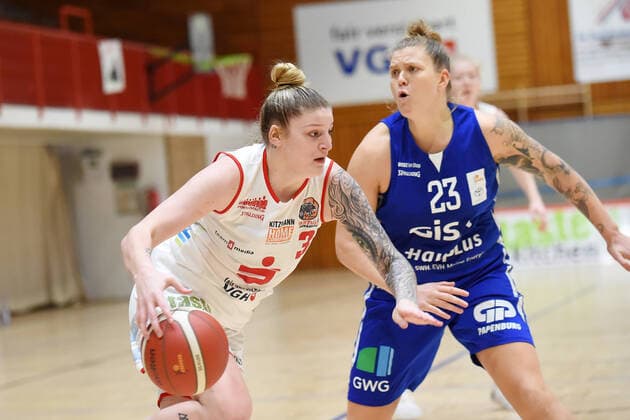 Basketball Toyota 1 DBBL GiroLive Panthers Osnabrück vs. GISA LIONS SV Hall on 06 12 2020 in the OSC Hall in Osnabrück vs. li Samantha Fuehring GiroLive Panthers Osnabrück in the duel against Klaudia Grudzien GISA LIONS SV Hall Osnabrück OSC Hall Lower Saxony Germany