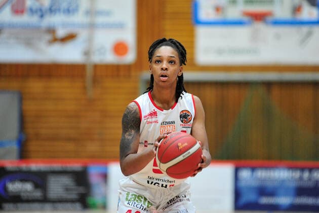 Basketball DBBL 06 Matchday GiroLive Panthers Osnabrück GISA LIONS SV Hall on 06 12 2020 in the OSC Hall in Osnabrück Allazia Blockton Osnabrück at free throw BK