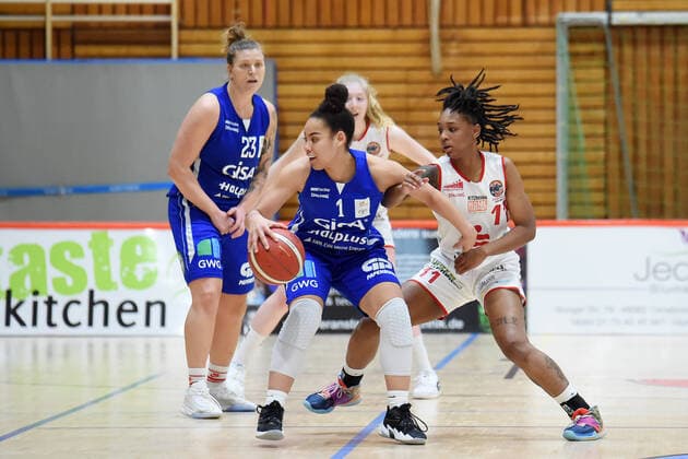 Basketball Toyota 1 DBBL GiroLive Panthers Osnabrück vs GISA LIONS SV Hall on 06 12 2020 in the OSC Hall in Osnabrück vs li Candice White GISA LIONS SV Hall in the duel against Allazia Blockton GiroLive Panthers Osnabrück Osnabrück OSC Hall Lower Saxony Germany