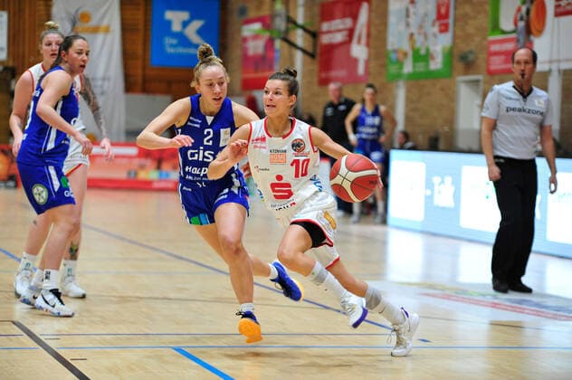 Basketball DBBL 06 Matchday GiroLive Panthers Osnabrück GISA LIONS SV Hall on 06 12 2020 in the OSC Hall in Osnabrück Jenny Strozyk Osnabrück in the duel with Darien Huff Hall BK