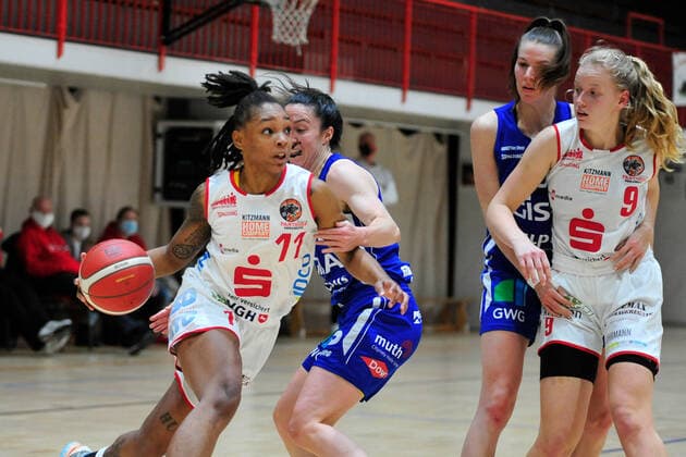 Basketball DBBL 06 Matchday GiroLive Panthers Osnabrück GISA LIONS SV Hall on 06 12 2020 in the OSC Hall in Osnabrück Allazia Blockton Osnabrück in the duel with Eilidh Simpson Hall BK