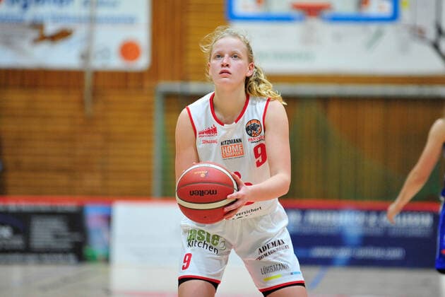 Basketball DBBL 06 Matchday GiroLive Panthers Osnabrück GISA LIONS SV Hall on 06 12 2020 in the OSC Hall in Osnabrück Emma Eichmeyer Osnabrück at free throw BK