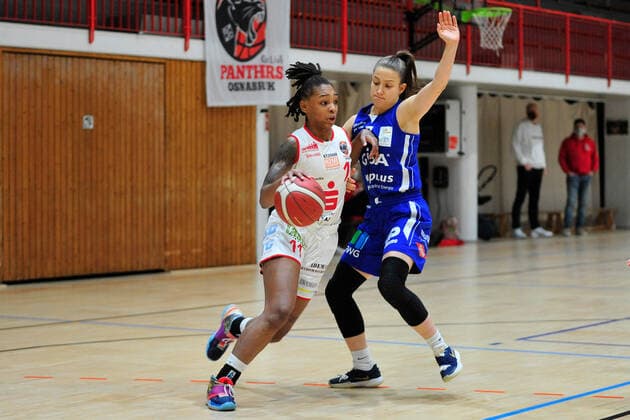 Basketball DBBL 06 Matchday GiroLive Panthers Osnabrück GISA LIONS SV Halle on 06 12 2020 in the OSC Halle in Osnabrück Allazia Blockton Osnabrück in the duel with Laura Schinkel Halle BK