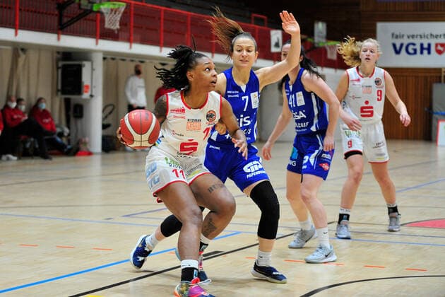 Basketball DBBL 06 Matchday GiroLive Panthers Osnabrück GISA LIONS SV Halle on 06 12 2020 in the OSC Halle in Osnabrück Allazia Blockton Osnabrück in the duel with Laura Schinkel Halle BK