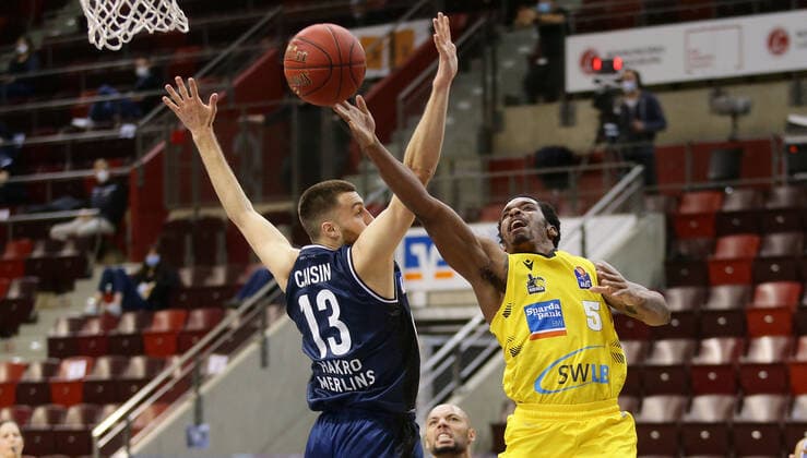 Ludwigsburg , Basketball easyCredit BBL Bundesliga , MHP GIANTS Ludwigsburg vs. HAKRO Merlins Crailsheim , from left Radii Caisin Crails Barry Brown Giant