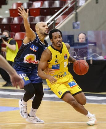 Ludwigsburg , Basketball easyCredit BBL Bundesliga , MHP GIANTS Ludwigsburg vs. HAKRO Merlins Crailsheim , from left Maurice Stuckey Crails Barry Brown Giant