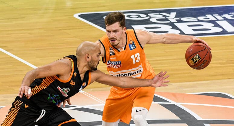 GER, BBL, ratiopharm ulm vs RASTA Vechta 06 12 2020, ratiopharm arena, Neu Ulm, GER, BBL, ratiopharm ulm vs RASTA Vechta, in the picture Stefan Peno Vechta, 3 defends aggressively against Andreas Obst Ulm, 13 nordphotoxHafner nph00200