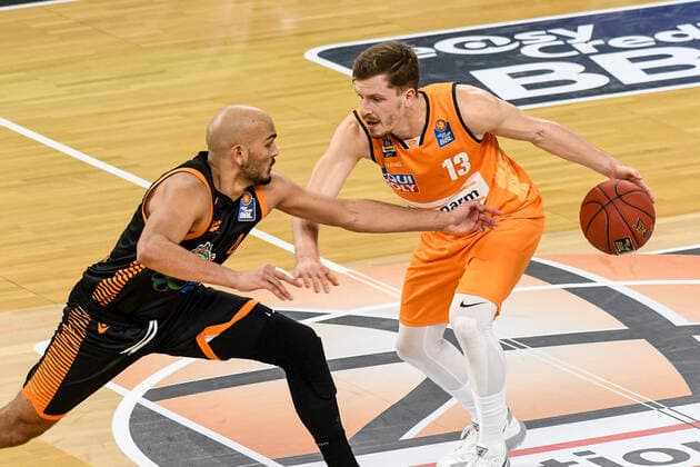 GER, BBL, ratiopharm ulm vs RASTA Vechta 06 12 2020, ratiopharm arena, Neu Ulm, GER, BBL, ratiopharm ulm vs RASTA Vechta, in the picture Stefan Peno Vechta, 3 defends aggressively against Andreas Obst Ulm, 13 nordphotoxHafner nph00200