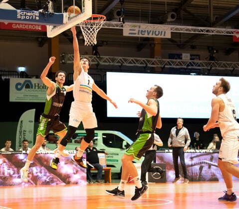 BARMER 2 Basketball Bundesliga ProA 9 Matchday Season 2020 2021 on 6 12 2020 Science City Jena vs. RÖMERSTROM Gladiators Trier middle Dennis Nawrocki Jena at the basketball lay-up against left Thomas Grün Trier Sparkassen Arena Jena