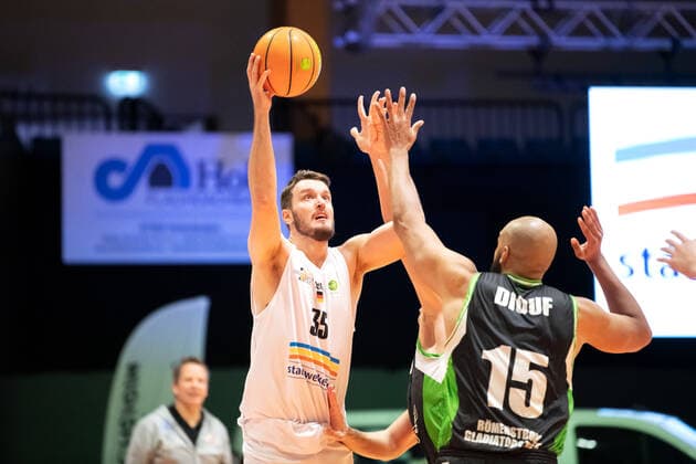 BARMER 2 Basketball Bundesliga ProA 9 Matchday Season 2020 2021 on 6 12 2020 Science City Jena vs. RÖMERSTROM Gladiators Trier vs. left Stephan Haukohl Jena at the basketball lay-up against Kalidou Diouf Trier Sparkassen Arena Jena