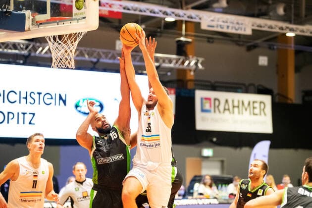 BARMER 2 Basketball Bundesliga ProA 9 Matchday Season 2020 2021 on 6 12 2020 Science City Jena vs. RÖMERSTROM Gladiators Trier Stephan Haukohl Jena goes against left Kalidou Diouf Trier to dunk Sparkassen Arena Jena