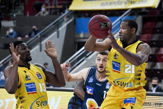 Tremmell Darden MHP Riesen Ludwigsburg and Yorman Polas Bartolo MHP Riesen Ludwigsburg in a duel with Radii Caisin HAKRO Merlins Crailsheim , GER, MHP Riesen Ludwigsburg vs. HAKRO Merlins Crailsheim, 06 12 2020, 5 Matchday easycredit Basketball Bundesliga, season 2020 2021 GER, MHP Riesen Ludwigsburg vs. HAKRO Merlins Crailsheim, 06 12 2020, 5 Matchday easycredit Basketball Bundesliga, season 2020 2021 Ludwigsburg Copyright: xMemmlerx Eibner-Pressefotox EP_mmr