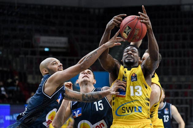 Yorman Polas Bartolo MHP Riesen Ludwigsburg in a duel with Bogdan Radosavljevic HAKRO Merlins Crailsheim and Maurice Stuckey HAKRO Merlins Crailsheim, GER, MHP Riesen Ludwigsburg vs, 06 12 2020, 5 matchday easycredit Basketball Bundesliga, season 2020 2021 GER, MHP Riesen Ludwigsburg vs HAKRO Merlins Crailsheim, 06 12 2020, 5 matchday easycredit Basketball Bundesliga, season 2020 2021 Ludwigsburg Copyright: xMemmlerx Eibner-Pressefotox EP_mmr