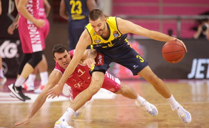 Anthony DiLeo Telekom Baskets Bonn vs. Braydon Hobbs EWE Baskets Oldenburg easyCredit BBL 1 Bundesliga , Season 2020 2021 , 5 Matchday