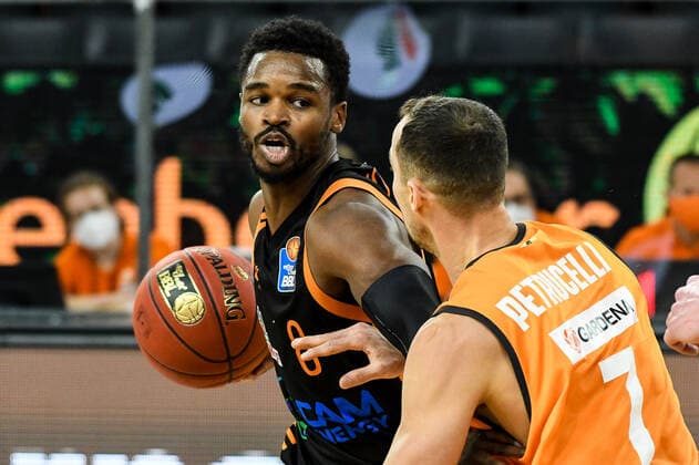 GER, BBL, ratiopharm ulm vs RASTA Vechta 06 12 2020, ratiopharm arena, Neu Ulm, GER, BBL, ratiopharm ulm vs RASTA Vechta, in the picture Josh Young Vechta, 8 , John Petrucelli Ulm, 7 nordphotoxHafner nph00200