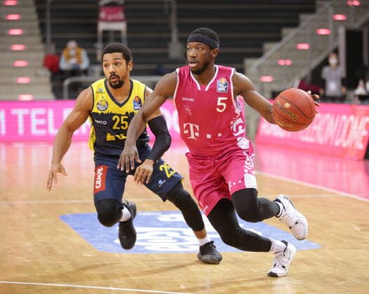 Josh Hagins Telekom Baskets Bonn vs. Phil Pressey EWE Baskets Oldenburg easyCredit BBL 1 Bundesliga, season 2020 2021, 5 matchday