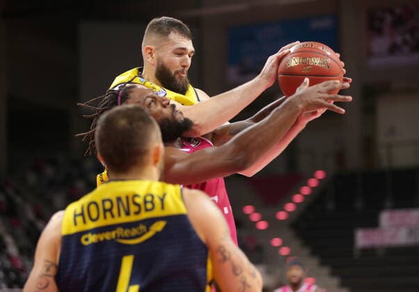 Xavier Pollard Telekom Baskets Bonn vs. Nathan Boothey EWE Baskets Oldenburg easyCredit BBL 1 Bundesliga, season 2020 2021, 5 matchday