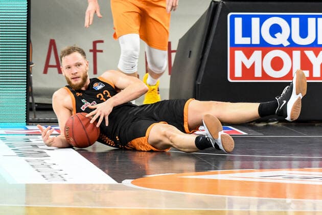 GER, BBL, ratiopharm ulm vs RASTA Vechta 06 12 2020, ratiopharm arena, Neu Ulm, GER, BBL, ratiopharm ulm vs RASTA Vechta, in the picture Robin Christen Vechta, 33 goes down after winning the rebound nordphotoxHafner nph00200