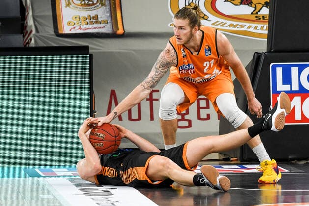 GER, BBL, ratiopharm ulm vs RASTA Vechta 06 12 2020, ratiopharm arena, Neu Ulm, GER, BBL, ratiopharm ulm vs RASTA Vechta, in the picture Robin Christen Vechta, 33 , Dylan Osetkowski Ulm, 21 nordphotoxHafner nph00200