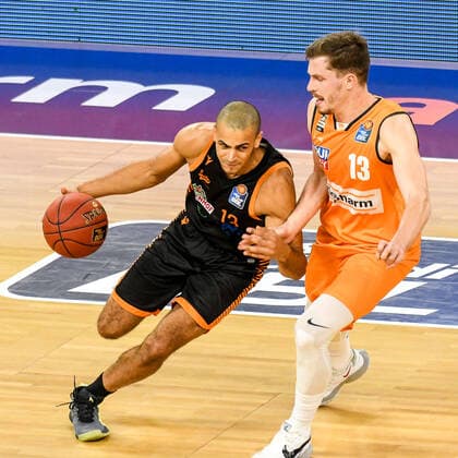 GER, BBL, ratiopharm ulm vs RASTA Vechta 06 12 2020, ratiopharm arena, Neu Ulm, GER, BBL, ratiopharm ulm vs RASTA Vechta, in the picture Jean Salumu Vechta, 13 , Andreas Obst Ulm, 13 nordphotoxHafner nph00200