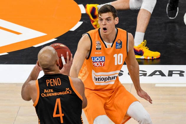 GER, BBL, ratiopharm ulm vs RASTA Vechta 06 12 2020, ratiopharm arena, Neu Ulm, GER, BBL, ratiopharm ulm vs RASTA Vechta, in the picture Stefan Peno Vechta, 4 , Christoph Philipps Ulm, 10 nordphotoxHafner nph00200
