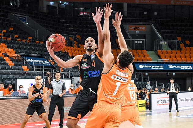 GER, BBL, ratiopharm ulm vs RASTA Vechta 06 12 2020, ratiopharm arena, Neu Ulm, GER, BBL, ratiopharm ulm vs RASTA Vechta, in the picture Stefan Peno Vechta, 4 , Demitrius Conger Ulm, 1 nordphotoxHafner nph00200