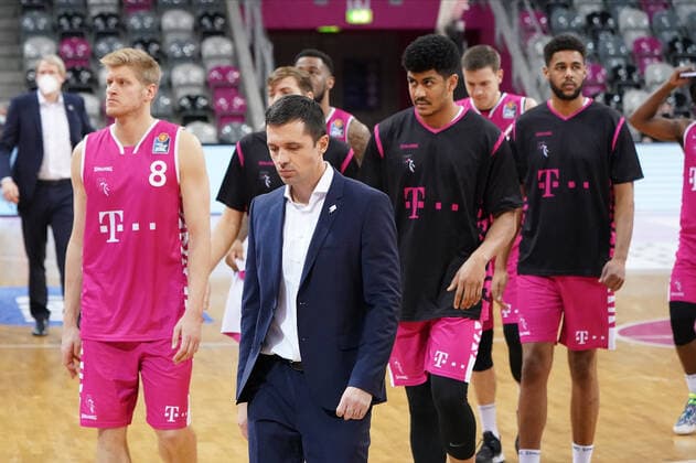 GER, easyCredit BBL, men, Telekom Baskets Bonn vs. EWE Baskets Oldenburg 06 12 2020, Telekom Dome, Bonn, GER, easyCredit BBL, men, Telekom Baskets Bonn vs. EWE Baskets Oldenburg, in the picture picture picture shows the Bonners walking sadly from the place Igor Jovovic Head Coach Telekom Bonn , Benjamin Lischka Telekom Bonn 8 , Josh Hagins Telekom Bonn 13 , Chris Babb Telekom Bonn 7 , nordphotox xMeuter nph00351