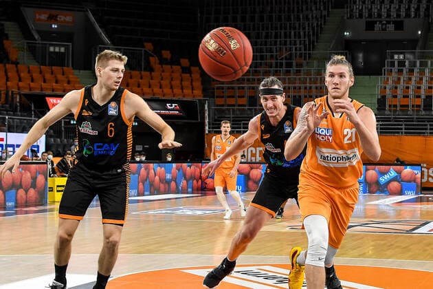 GER, BBL, ratiopharm ulm vs RASTA Vechta 06 12 2020, ratiopharm arena, Neu Ulm, GER, BBL, ratiopharm ulm vs RASTA Vechta, in the picture Tim Hasbargen Vechta, 6 , Dennis Clifford Vechta, 42 , Dylan Osetkowski Ulm, 21 nordphotoxHafner nph00200