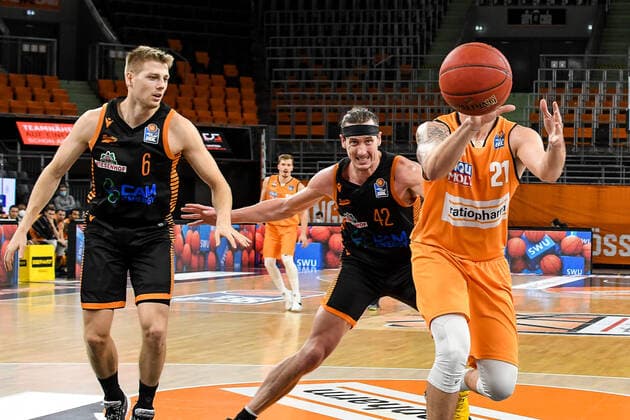 GER, BBL, ratiopharm ulm vs RASTA Vechta 06 12 2020, ratiopharm arena, Neu Ulm, GER, BBL, ratiopharm ulm vs RASTA Vechta, in the picture Tim Hasbargen Vechta, 6 , Dennis Clifford Vechta, 42 , Dylan Osetkowski Ulm, 21 nordphotoxHafner nph00200