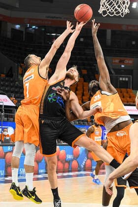 GER, BBL, ratiopharm ulm vs. RASTA Vechta 06 12 2020, ratiopharm arena, Neu Ulm, GER, BBL, ratiopharm ulm vs. RASTA Vechta, in the picture John Petrucelli Ulm, 7 , Robin Christen Vechta, 33 and Aric Holman Ulm, 35 stretch in the rebound nordphotoxHafner nph00200