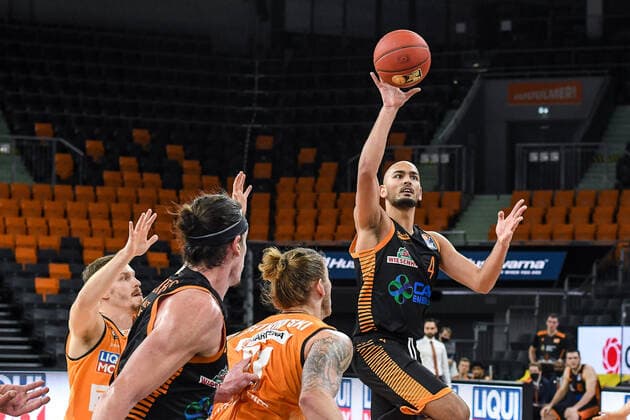 GER, BBL, ratiopharm ulm vs RASTA Vechta 06 12 2020, ratiopharm arena, Neu Ulm, GER, BBL, ratiopharm ulm vs RASTA Vechta, in the picture Stefan Peno Vechta, 4 goes to the basket nordphotoxHafner nph00200