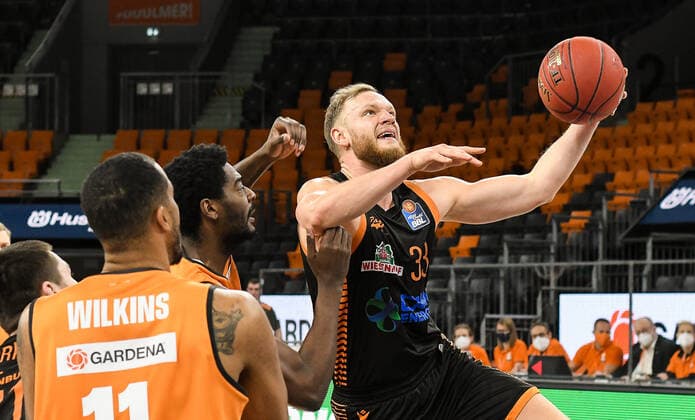 GER, BBL, ratiopharm ulm vs. RASTA Vechta 06 12 2020, ratiopharm arena, Neu Ulm, GER, BBL, ratiopharm ulm vs. RASTA Vechta, in the picture Isaiah Wilkins Ulm, 11 and Aric Holman Ulm, 35 cannot prevent Robin Christen Vechta, 33 from winning the basket nordphotoxHafner nph00200