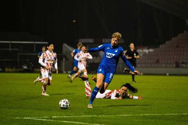 COLOGNE, GERMANY, DEC 6TH Paulina Krumbiegel ( 15 TSG) goes forward during the DFB Pokal round of 16 between 1. Fc Köln and TSG Hoffenheim at the Franz-Kremer Stadion in Cologne. Tatjana Herzberg SPP 1. Fc Köln vs TSG Hoffenheim 