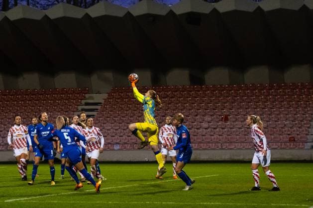 COLOGNE, GERMANY, DEC 6TH Manon Klett ( 30 FcKöln) saves the ball in mid air during the DFB Pokal round of 16 between 1. Fc Köln and TSG Hoffenheim at the Franz-Kremer Stadion in Cologne. Tatjana Herzberg SPP 1. Fc Köln vs TSG Hoffenheim 