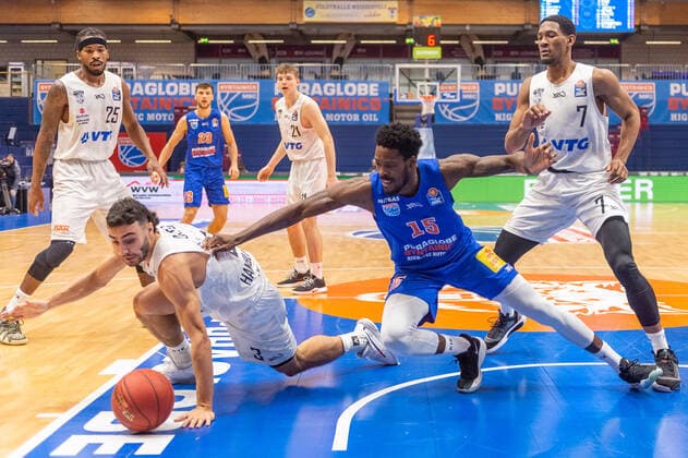 Shavon Coleman MBC vs Max Dileo Hamburg Towers Syntainics MBC vs Hamburg TOWERS Punctual Central German Basketball Club, easy Credit BBL, Basketball Bundesliga Weißenfels 06 12 2020 Photo Holger John Weißenfels Saxony Anhalt Germany