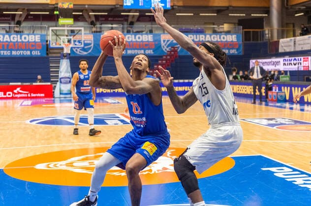 Kyndahl Hill MBC vs. Terry Allen Hamburg Towers Syntainics MBC vs. Hamburg TOWERS Punctual Central German Basketball Club, easy Credit BBL, Basketball Bundesliga Weißenfels 06 12 2020 Photo Holger John Weißenfels Saxony Anhalt Germany