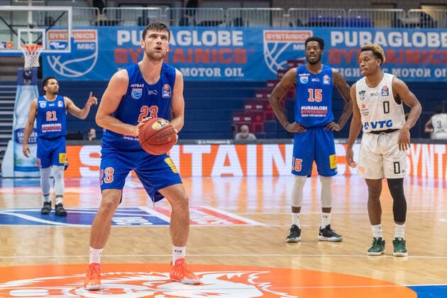 Michal Michalak MBC at free throw Syntainics MBC vs Hamburg TOWERS Punctual Central German Basketball Club, easy Credit BBL, Basketball Bundesliga Weißenfels 06 12 2020 Photo Holger John Weißenfels Saxony Anhalt Germany