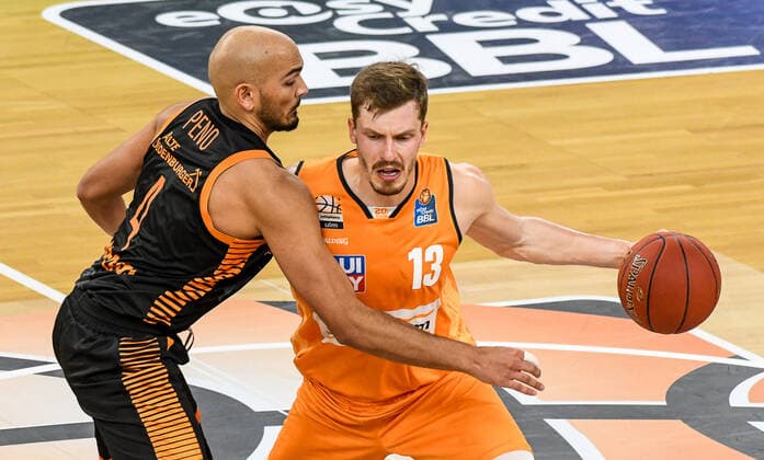 GER, BBL, ratiopharm ulm vs RASTA Vechta 06 12 2020, ratiopharm arena, Neu Ulm, GER, BBL, ratiopharm ulm vs RASTA Vechta, in the picture Stefan Peno Vechta, 4 , Andreas Obst Ulm, 13 nordphotoxHafner nph00200